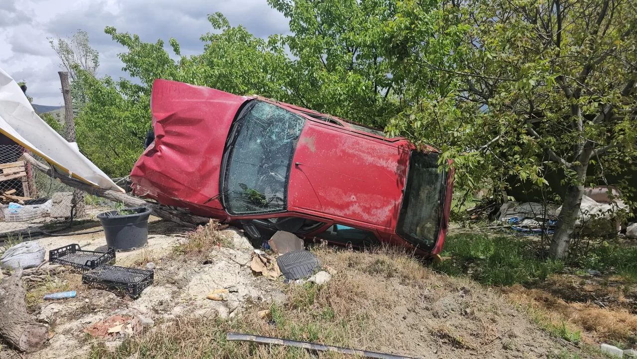 Erzincan'da feci kaza: Elektrik direğine çarpan otomobil devrildi, sürücü ağır yaralı!