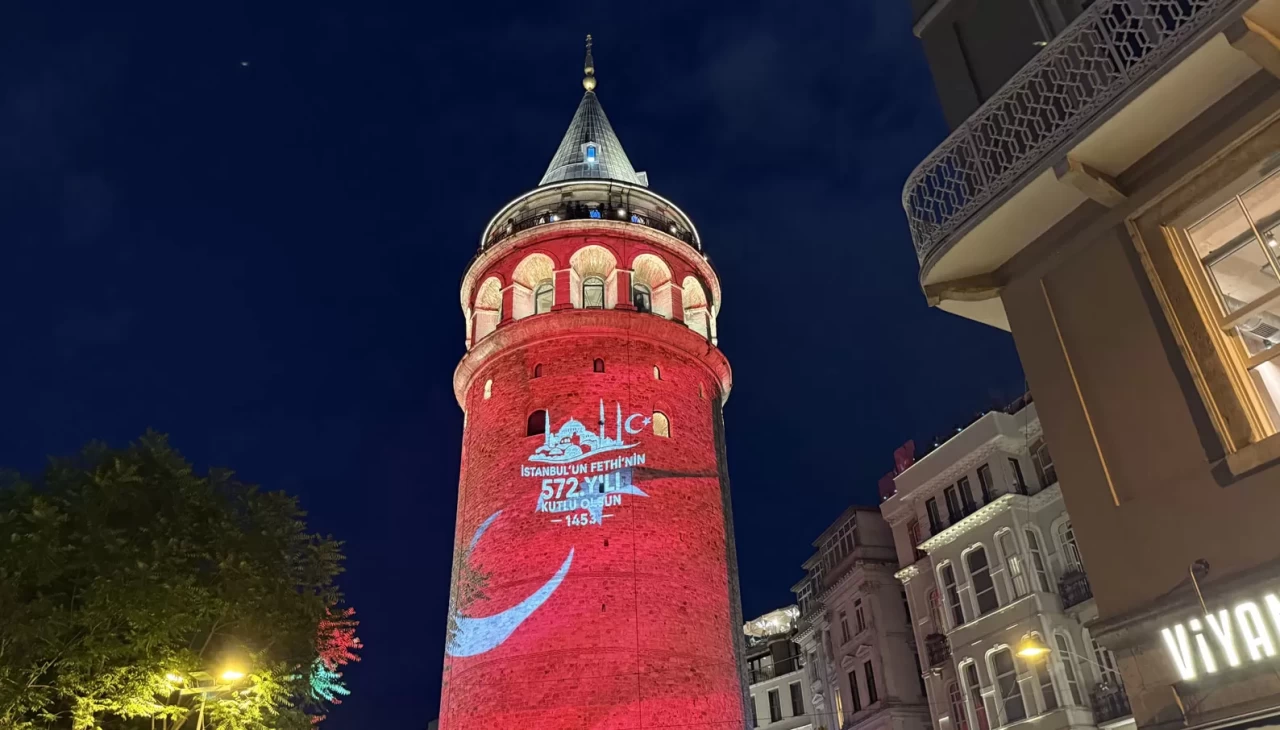 Fetih coşkusu Galata Kulesi'ne taşındı