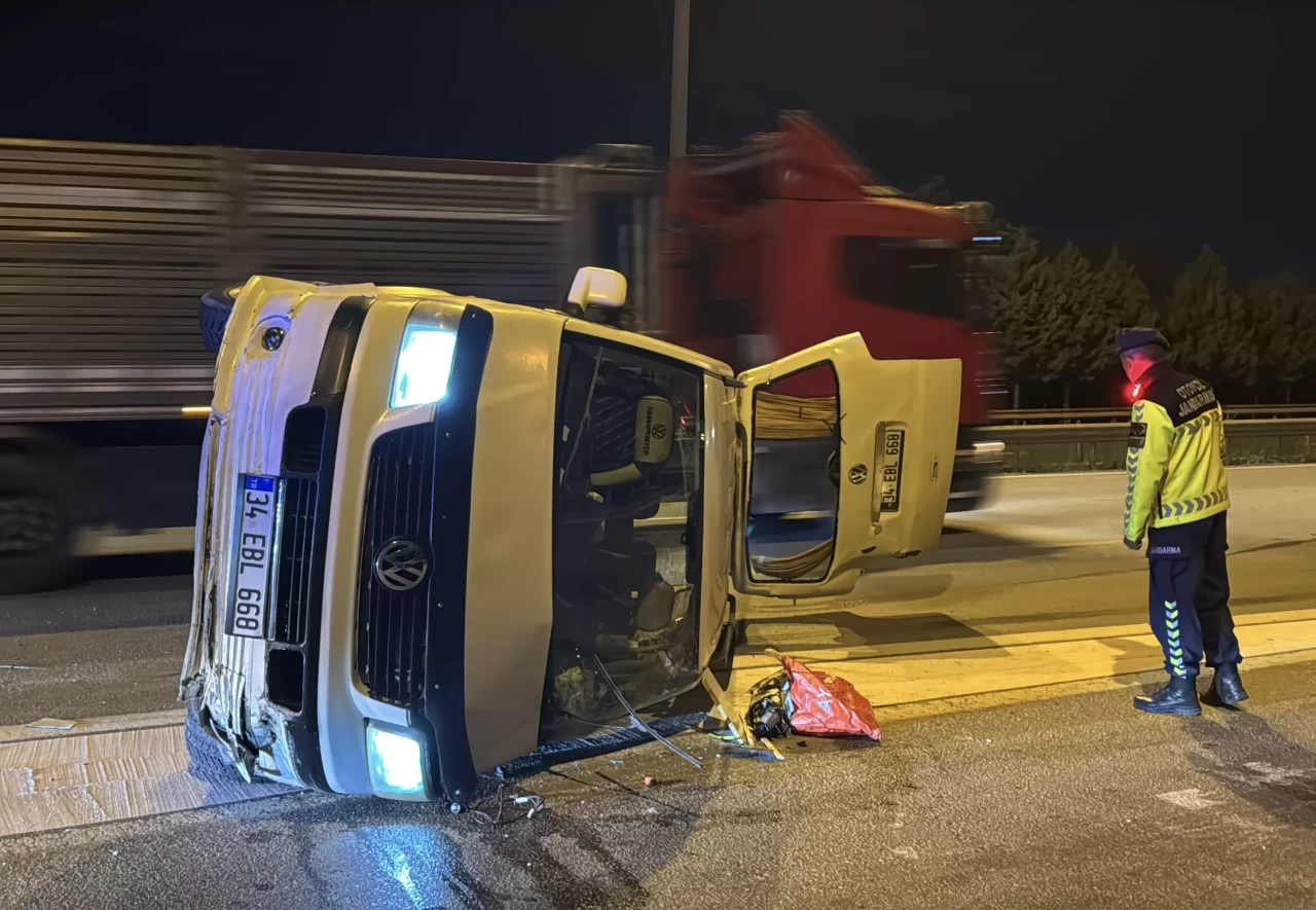 İzmit'te minibüs bariyere çarptı, sürücü hastaneye kaldırıldı