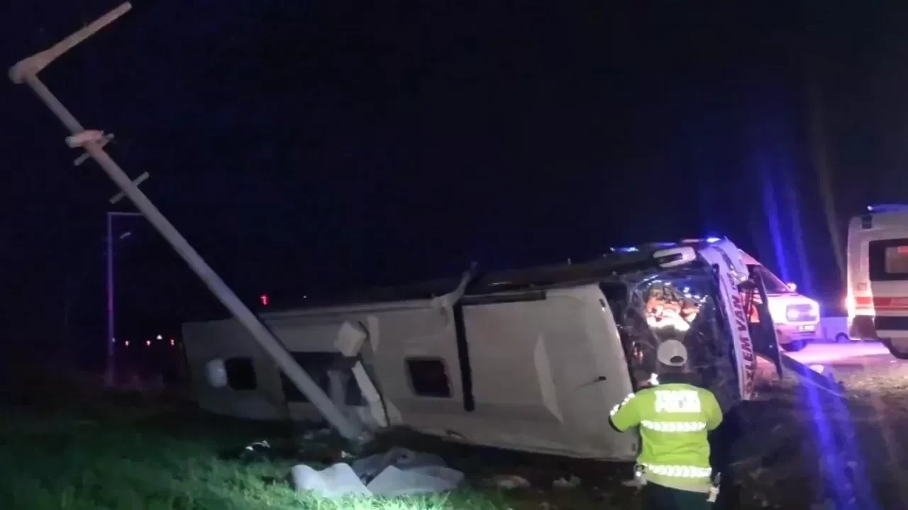 Van'da yolcu otobüsü devrildi