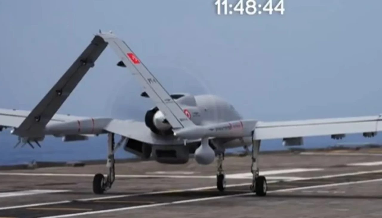 Türkiye’nin caydırıcı gücü katlandı! Bayraktar TB3’ten TCG Anadolu üzerinde gövde gösterisi