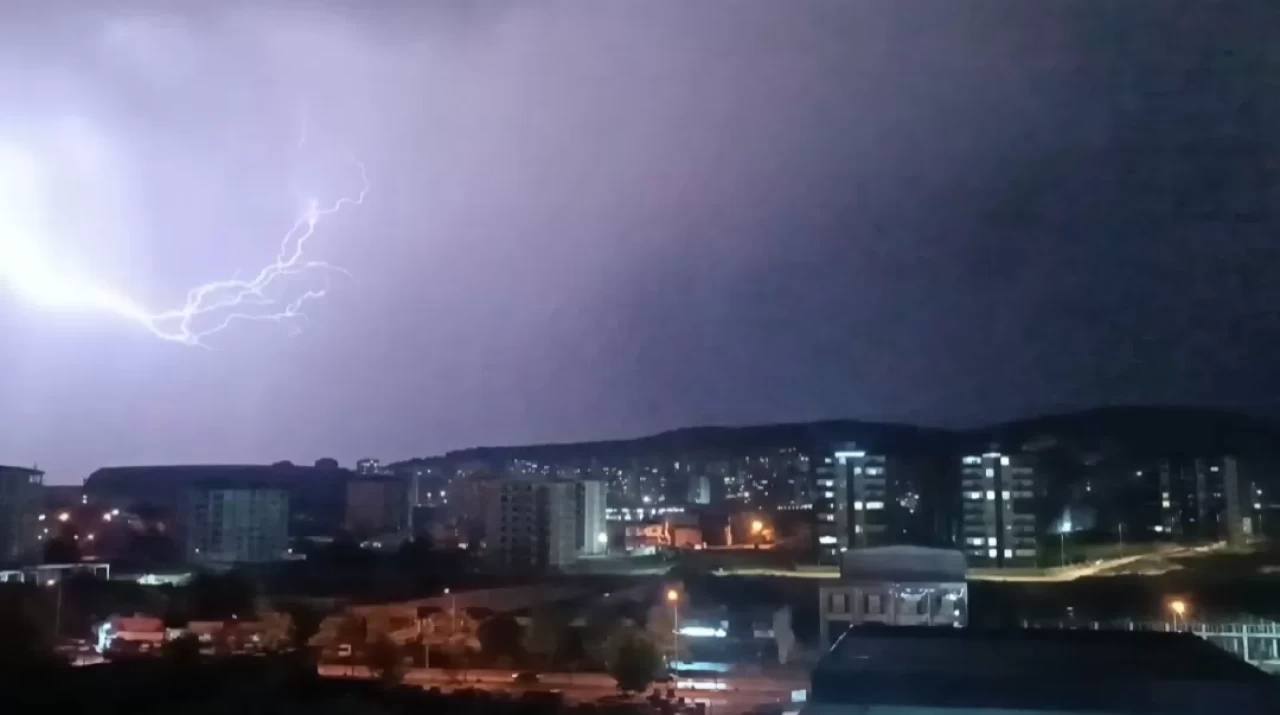 Gaziantep'te sağanak ve dolu etkili oldu, şimşekler geceyi gündüze çevirdi