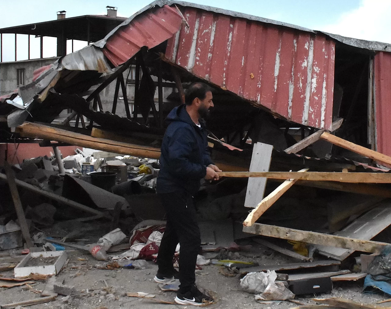 Van'da şiddetli rüzgar çatılara zarar verdi