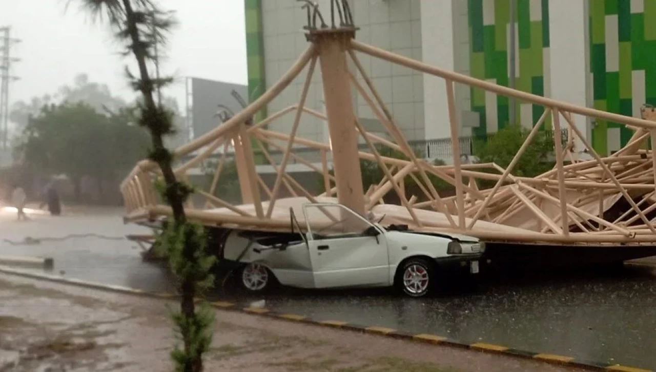 Pakistan'da şiddetli fırtına: 6 ölü