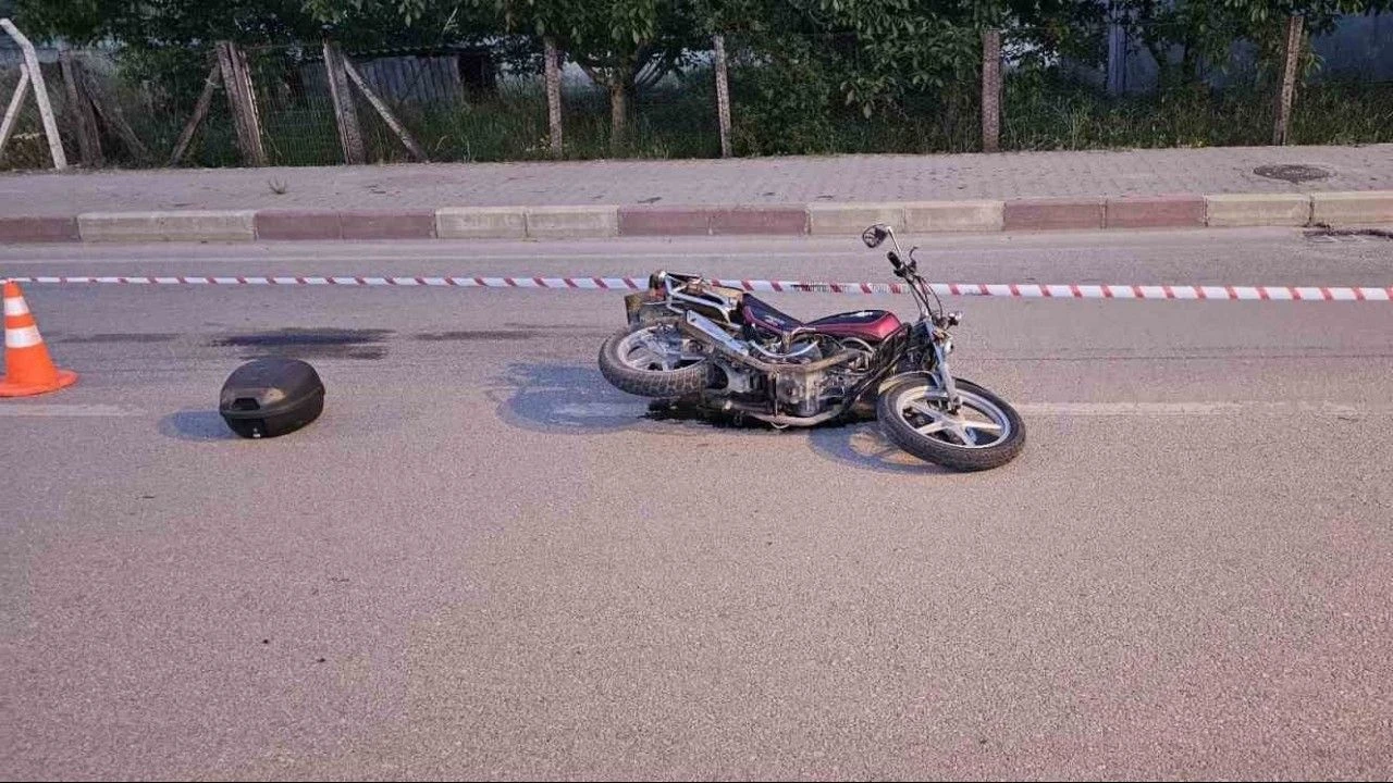 Çanakkale'de motosiklet trafik levhalarına çarptı