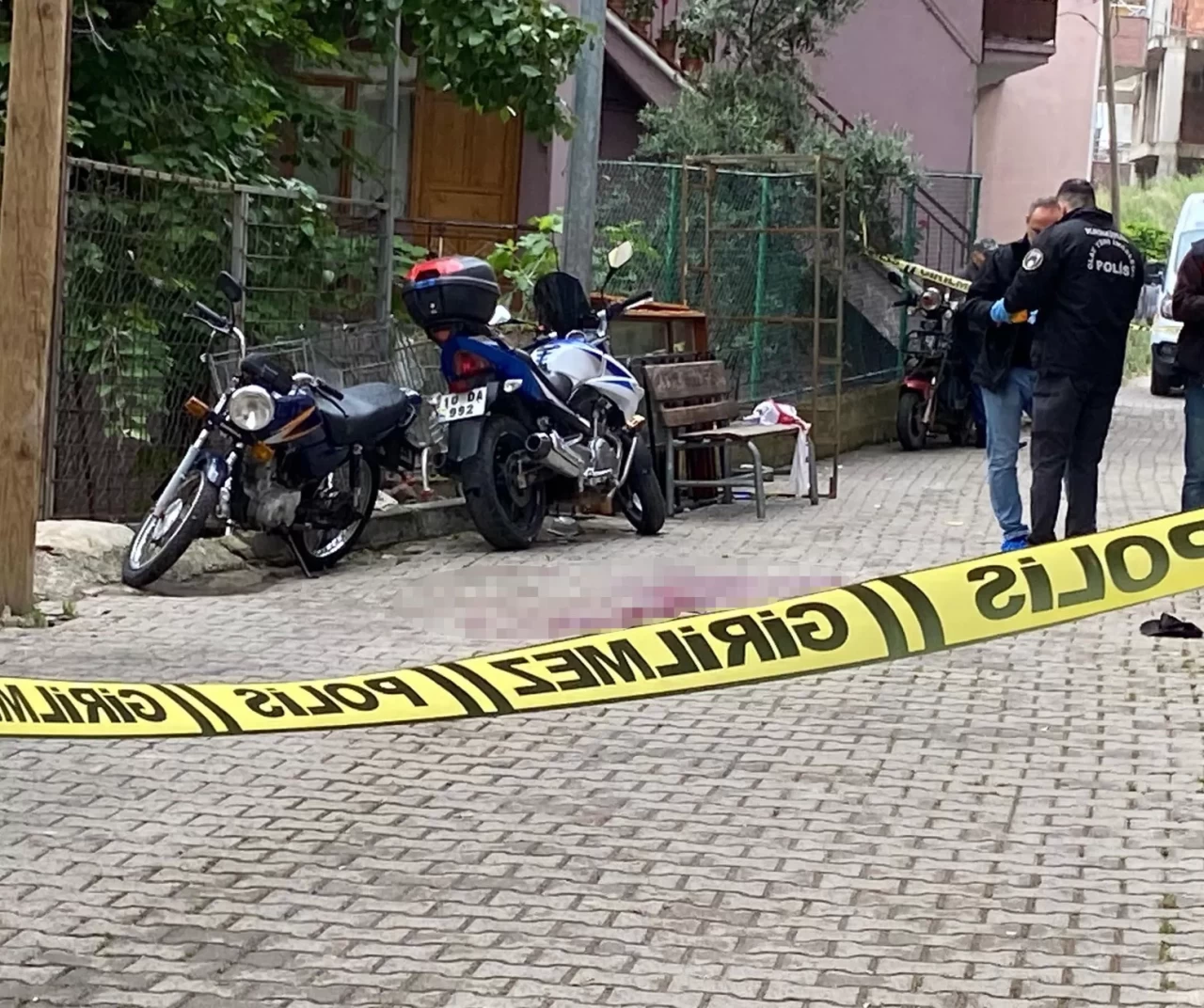 Ağabey kardeşini tüfekle vurdu