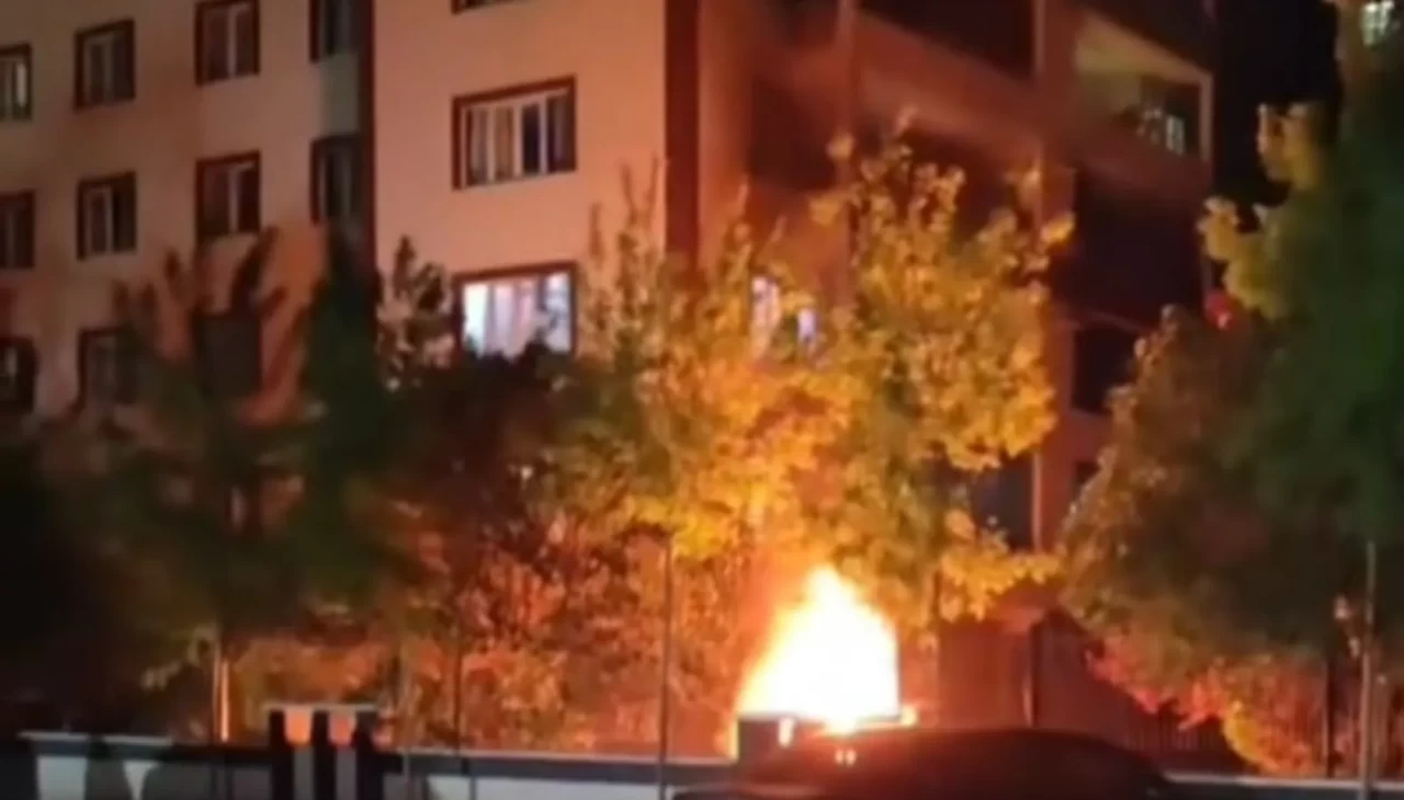 Gaziantep'te park halindeki otomobil alev alev yandı