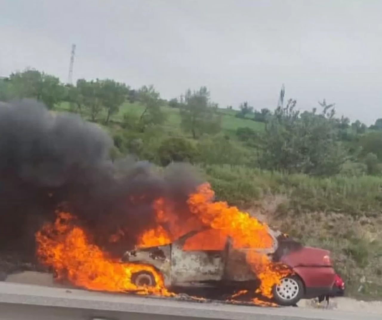 Ankara’da seyir halindeki otomobil alev topuna döndü!