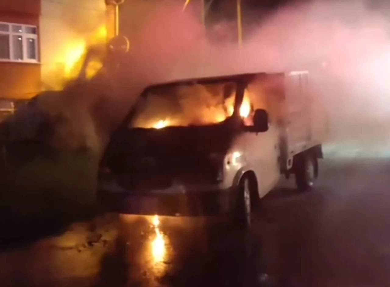 Samsun'da park halindeki kamyonet yandı