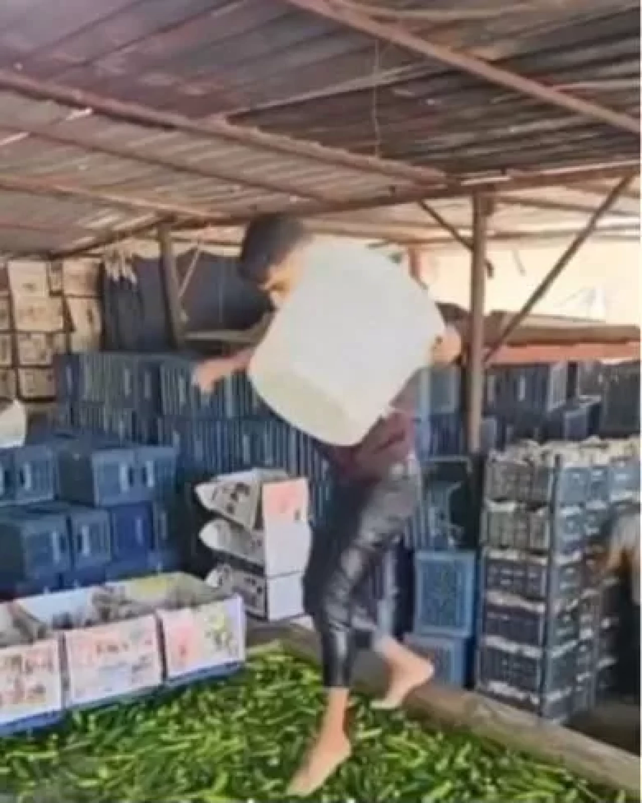 Sosyal medyada tepki çekmişti! Adana'da salataları ayaklarıyla yıkamıştı!