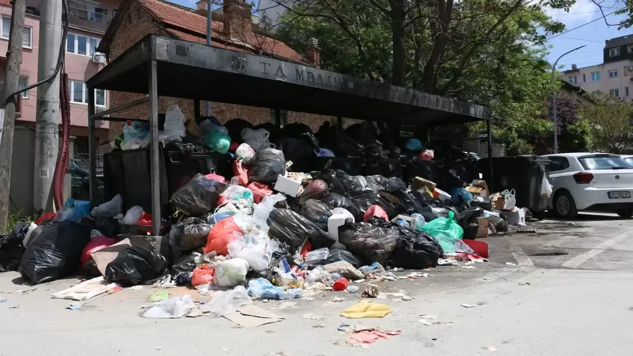 Kosova'nın başkenti Priştine'nin sokakları grev nedeniyle çöp yığınlarıyla doldu
