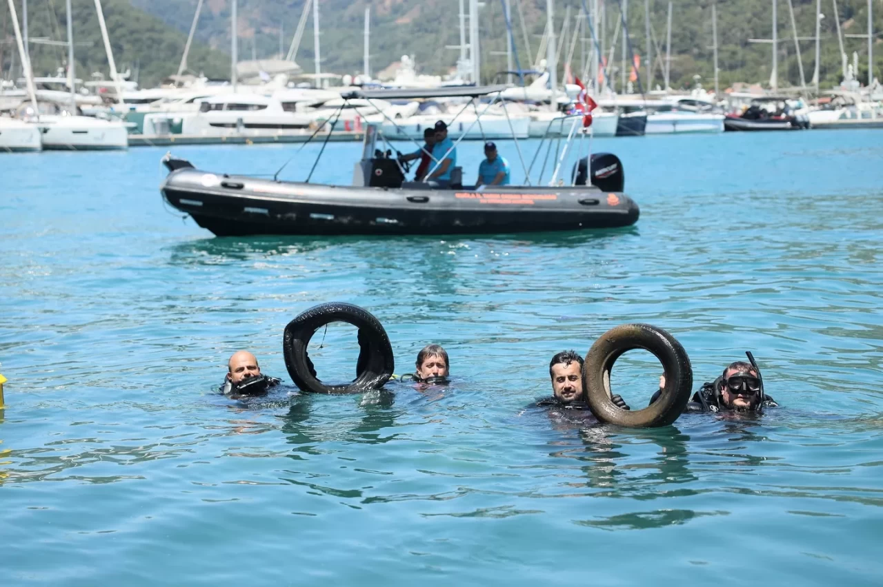 Fethiye'de deniz dibi temizliği yapıldı