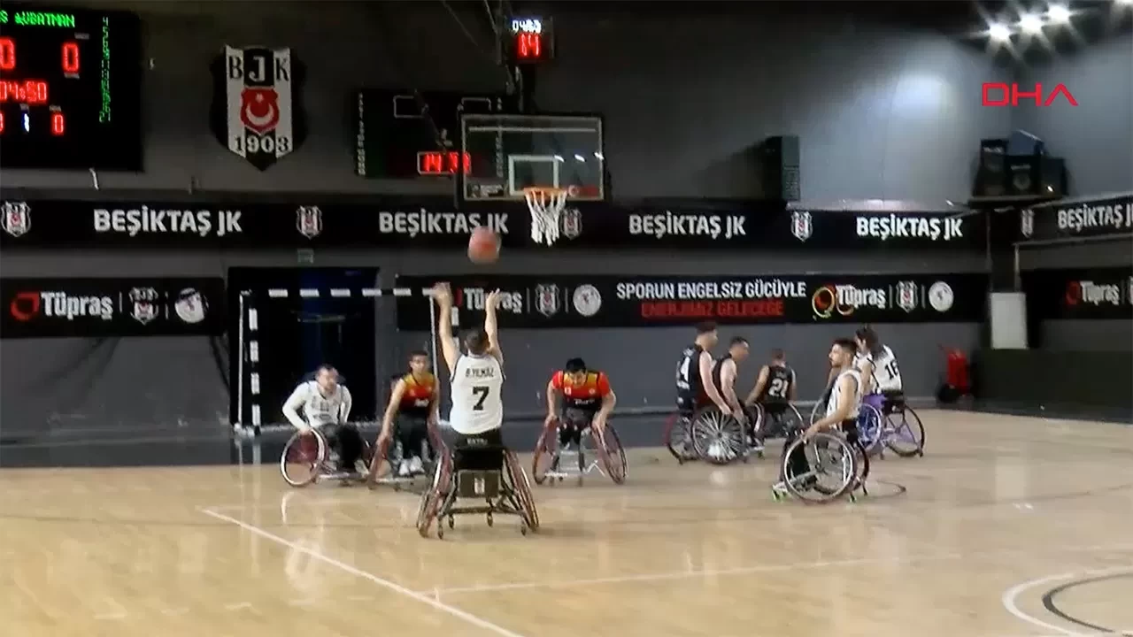 Beşiktaş ve Batman tekerlekli sandalye basketbol takımları “Engelsiz Hayat” için parkeye çıktı