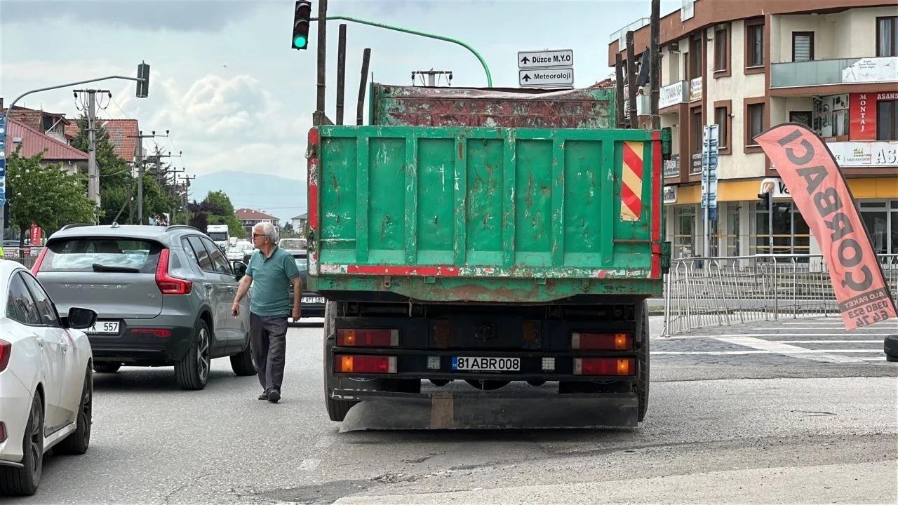 Düzce'de açılan kamyon kapağı bisikletliyi düşürdü