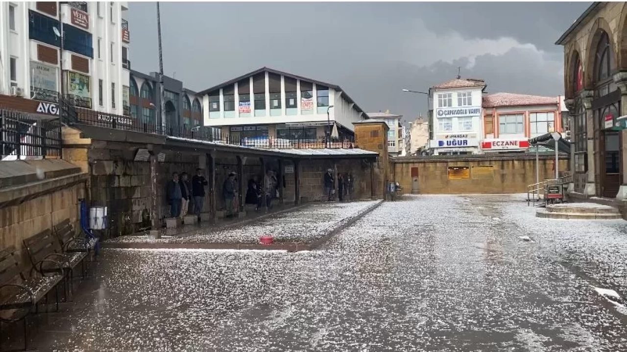 Yozgat'ta dolu ve sağanak hayatı olumsuz etkiledi