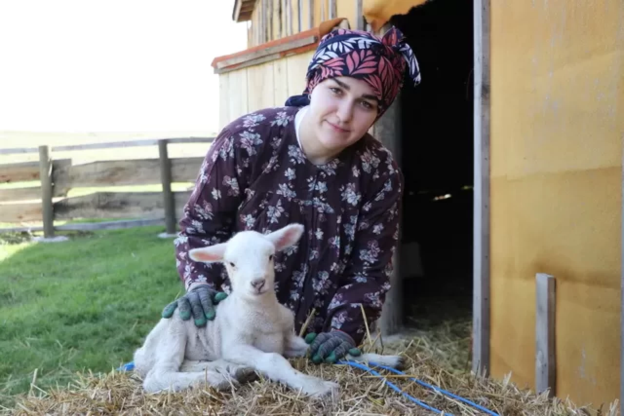 Genç üniversiteli Büşra, ders çıkışı tarım ve hayvancılıkla ilgileniyor