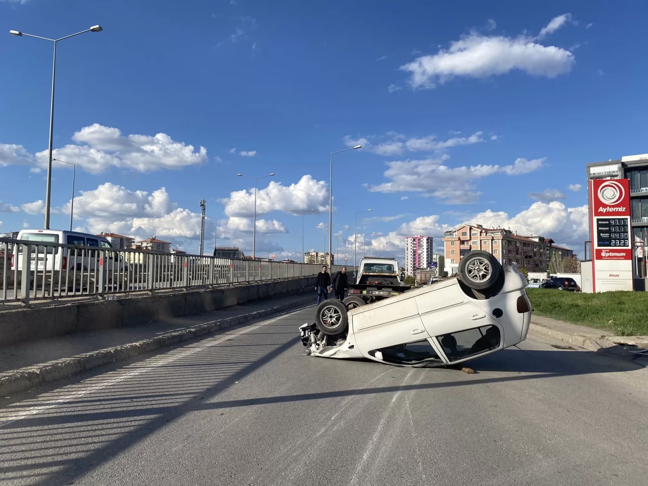 Sivas'ta otomobil devrildi: 3 yaralı