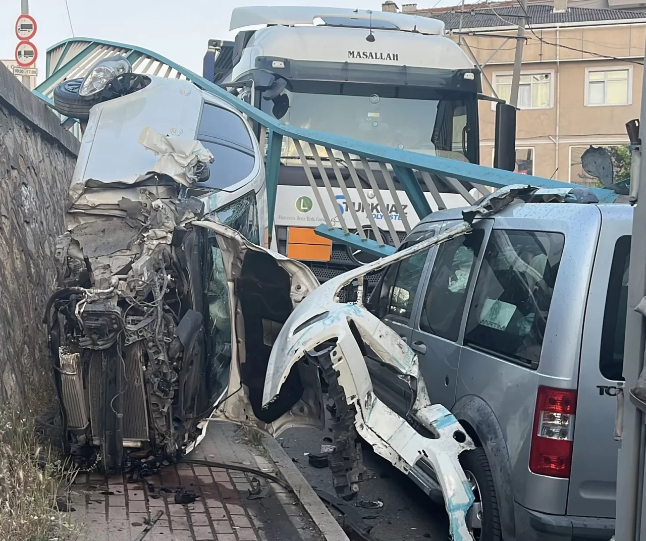 Demir korkulukları parçalayıp uçuruma yuvarlandı