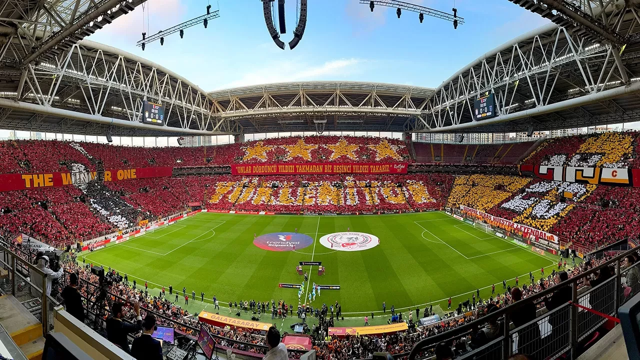 Galatasaray taraftarından şampiyonluk ve 5. yıldız temalı koreografi