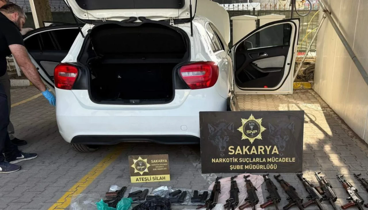 Sakarya'da şok operasyon! Polis memurunun aracından cephanelik çıktı