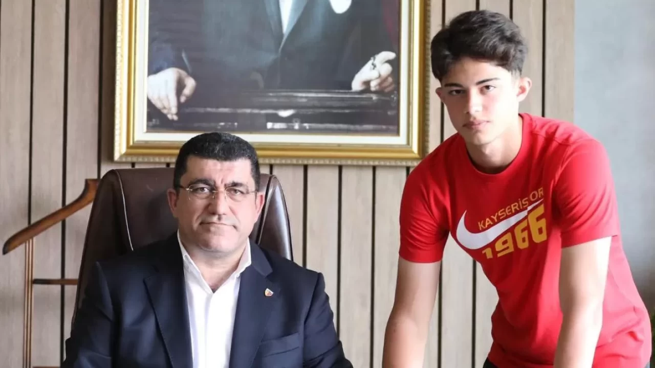 Kayserispor, Kayra Cihan ile 3 yıllık profesyonel sözleşme imzaladı