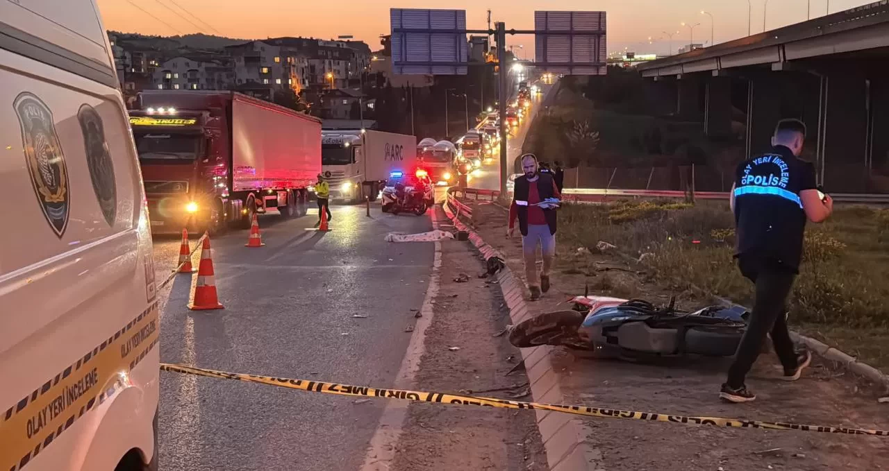 Motosikletiyle beton mikserine çarpıp can verdi