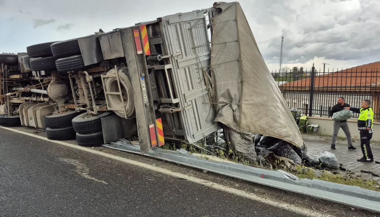 Kırıkkale'de devrilen tırın sürücüsü yaralandı