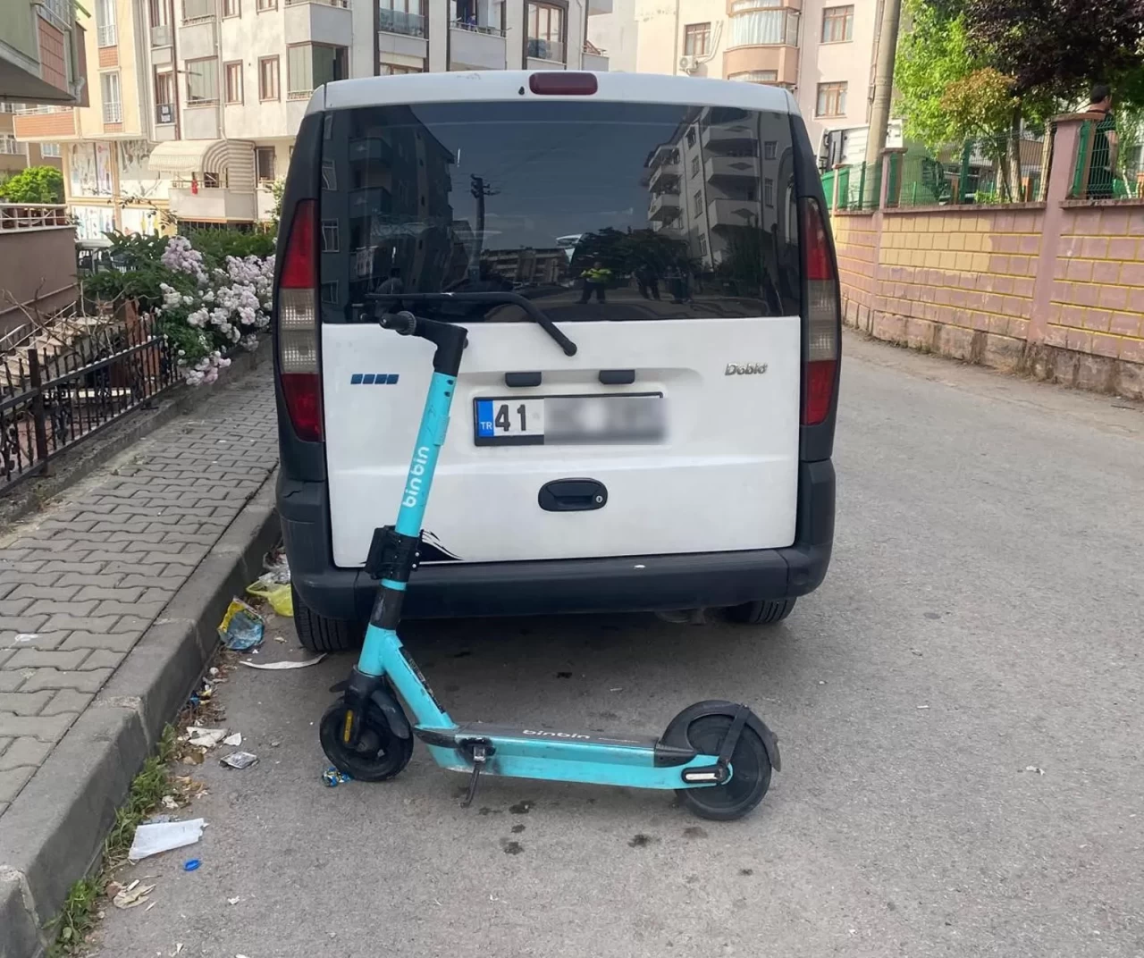 Scooter’daki iki çocuk ticari araçla çarpıştı