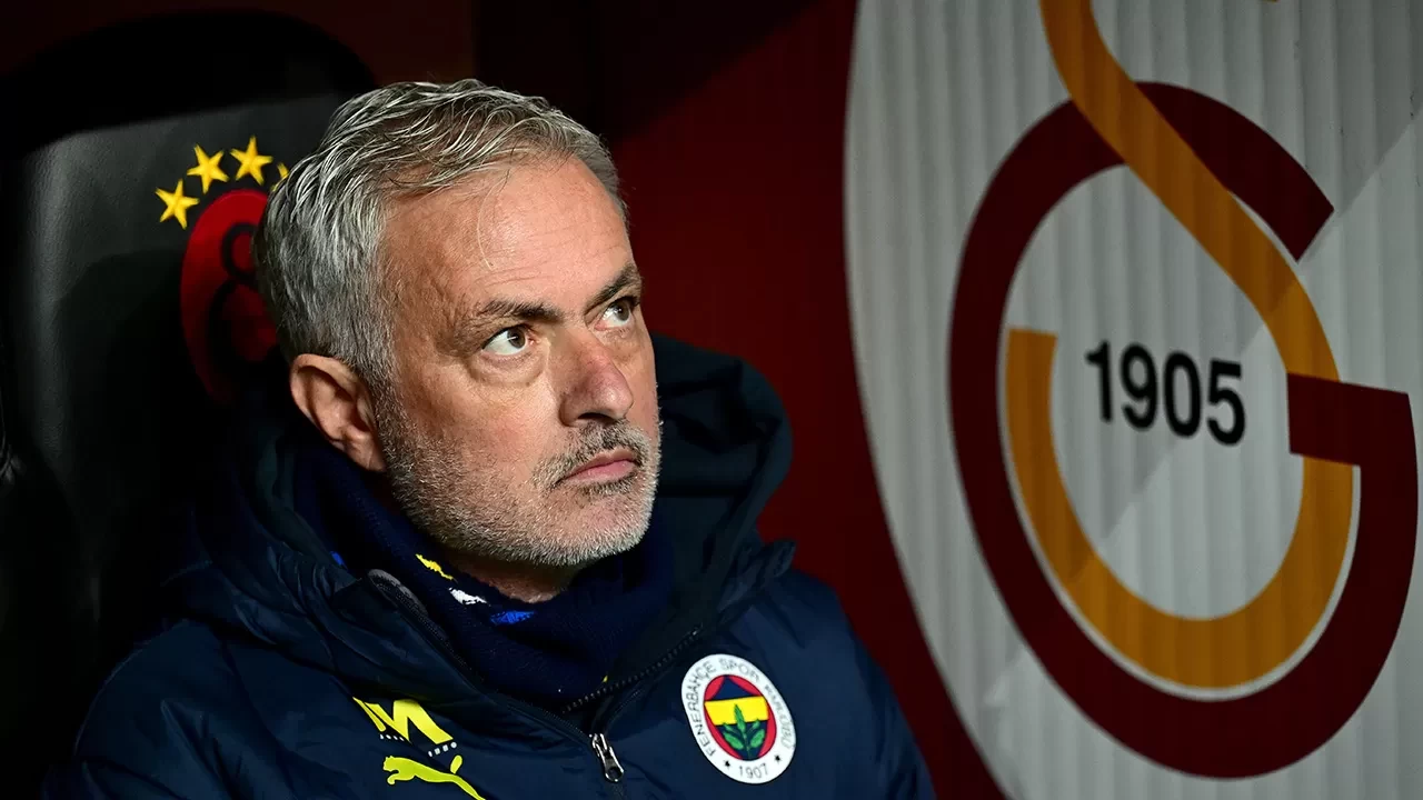 Galatasaray tribünlerinden Jose Mourinho’ya göndermeli pankart
