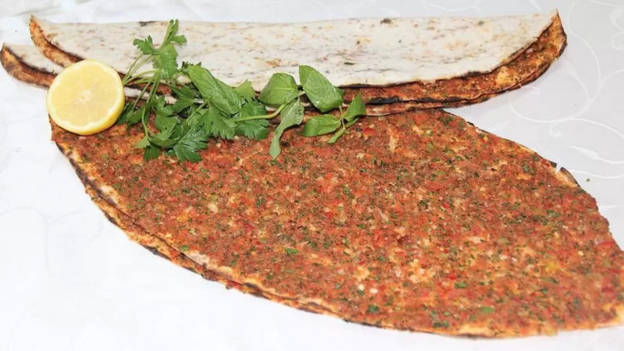 Bodrum'da 3 bin liralık lahmacun isyanı: Altın kaplamayla mı getiriyorlar?