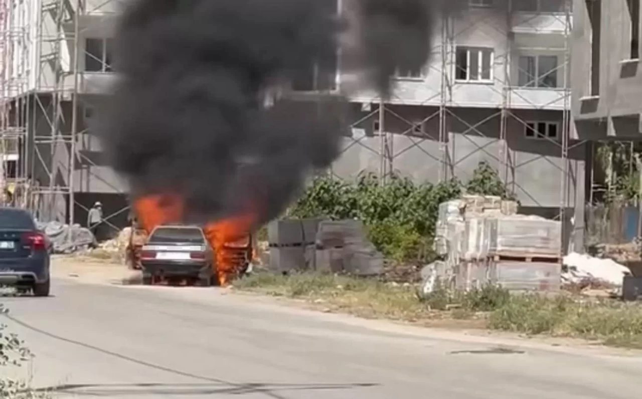 Mardin'de park halindeki otomobil alev topuna döndü