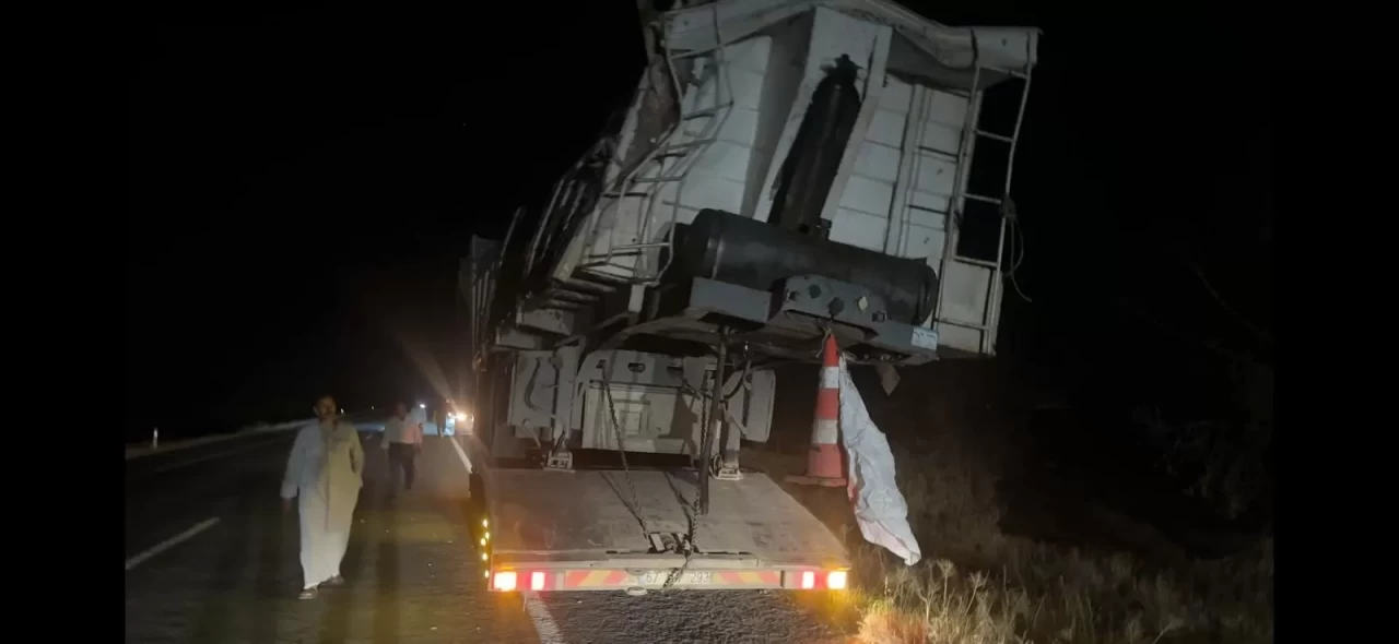 Buğday yüklü tır devrildi