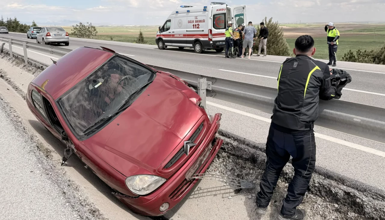 Afyonkarahisar'da feci kaza! Araç refüje savruldu, sürücü hayatını kaybetti