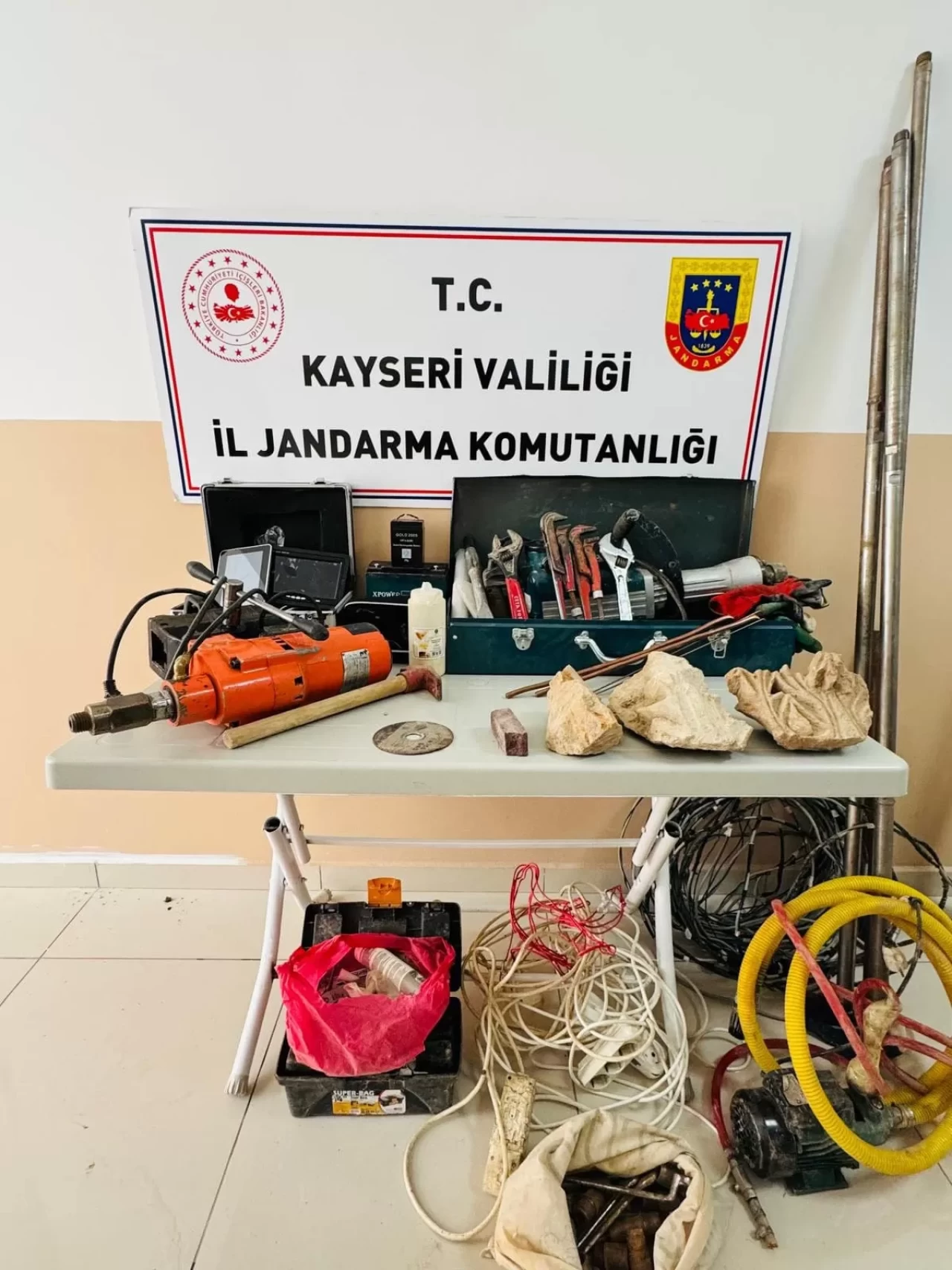 Kayseri’de define aramak için kaçak kazı yapan 5 kişi yakalandı