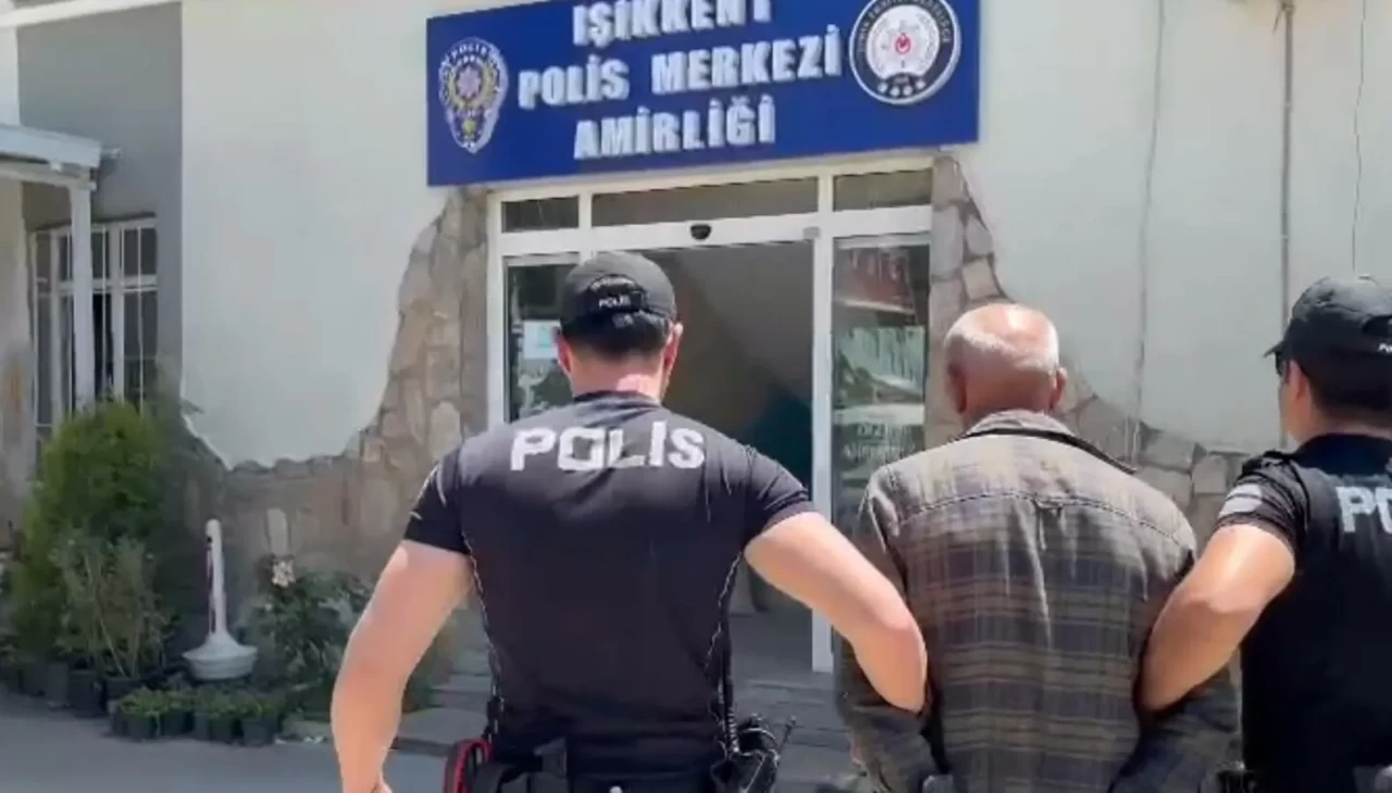 İzmir'de 21 yıl 10 ay hapisle aranan şüpheli kimlik sorgulamasında yakalandı