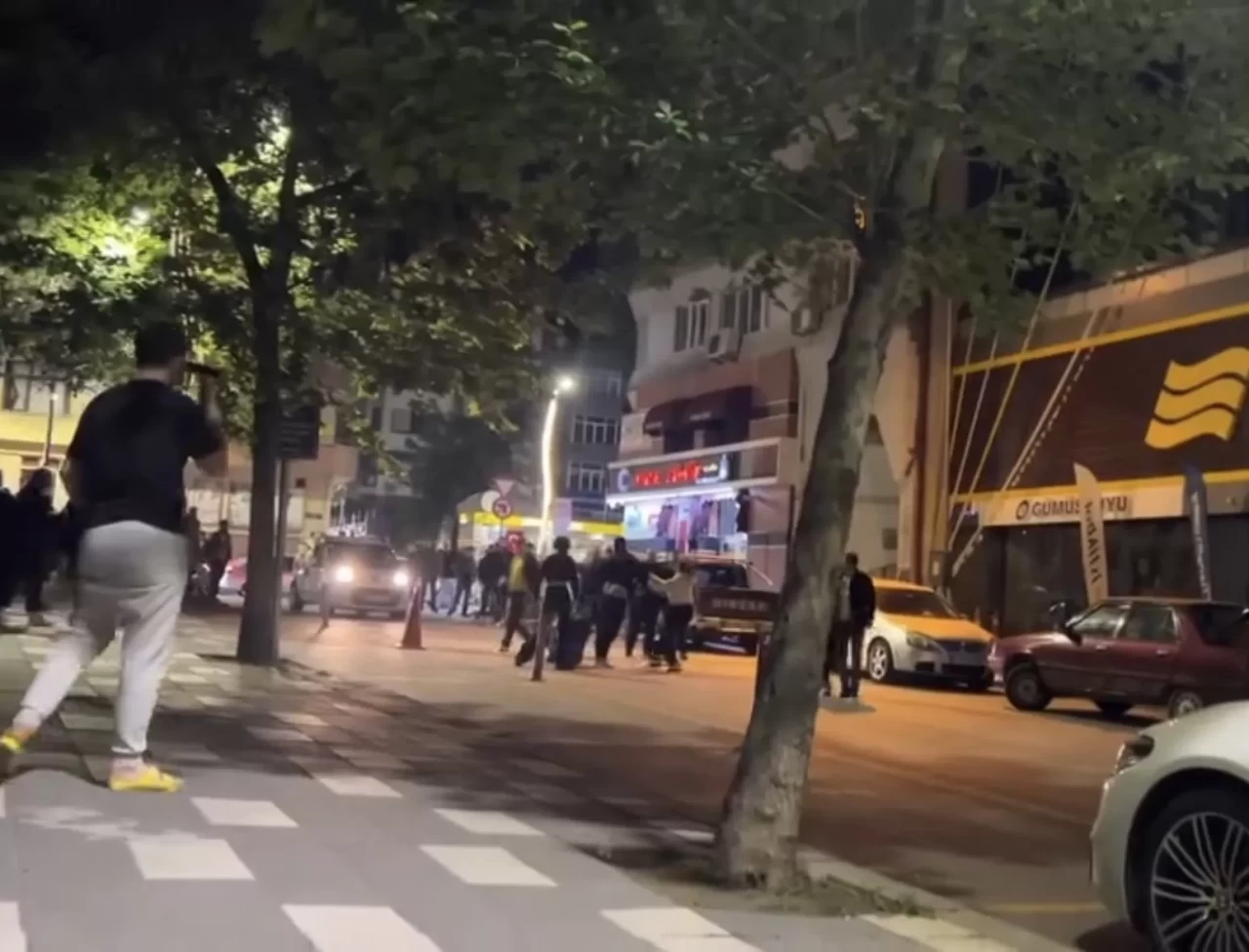 Bolu'da gece yarısı yumruklar havada uçuştu!