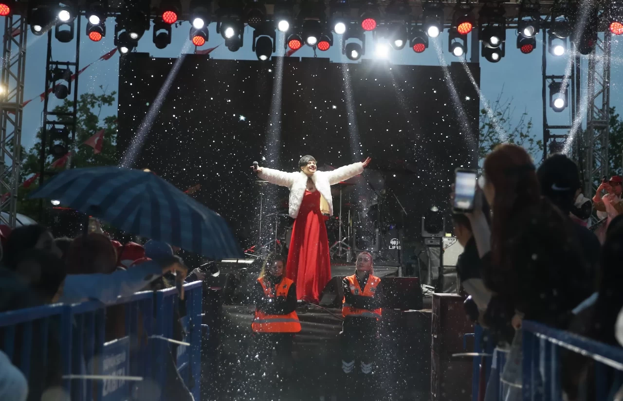 Şarkıcı Aydilge, Samsun'da sağanak altında konser verdi