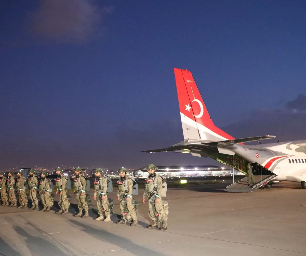 Erciyes 2025 Tatbikatı’nda nefes kesen gece atlayışı!