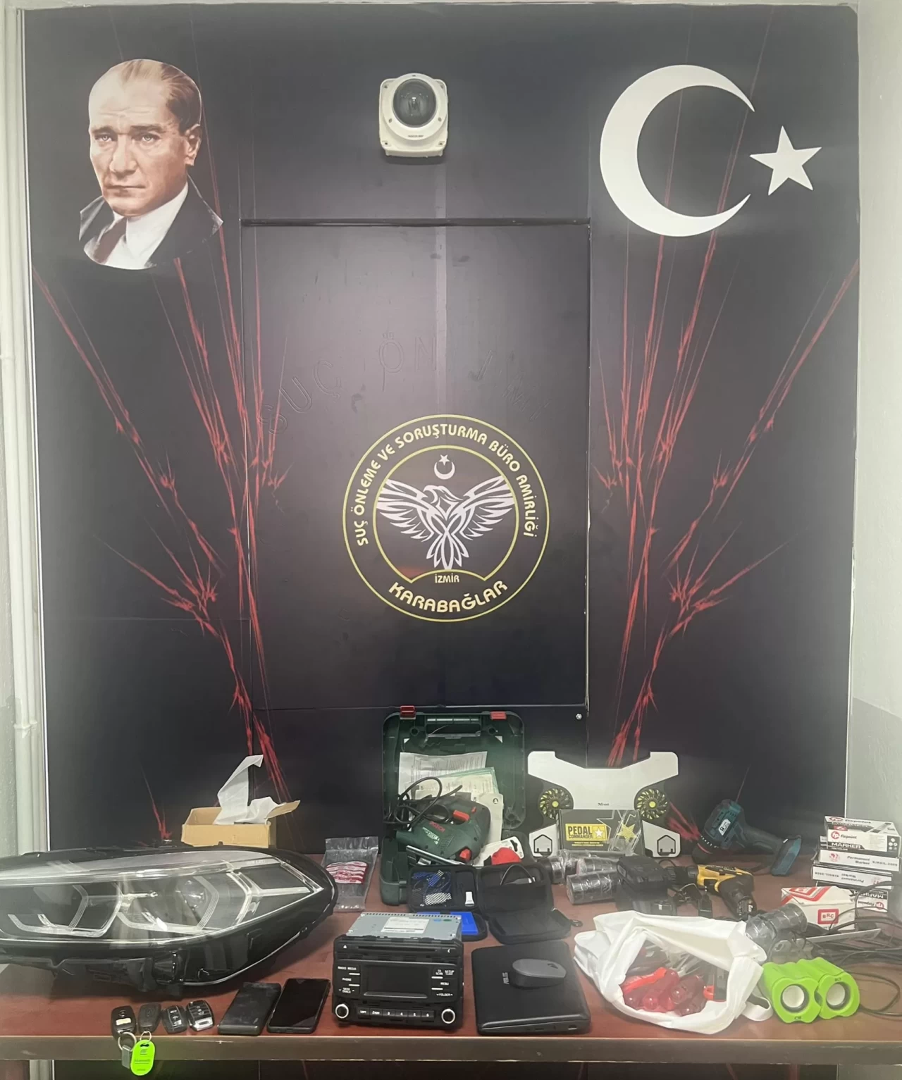 İzmir'de iş yerlerinden hırsızlık yapan 2 zanlı tutuklandı