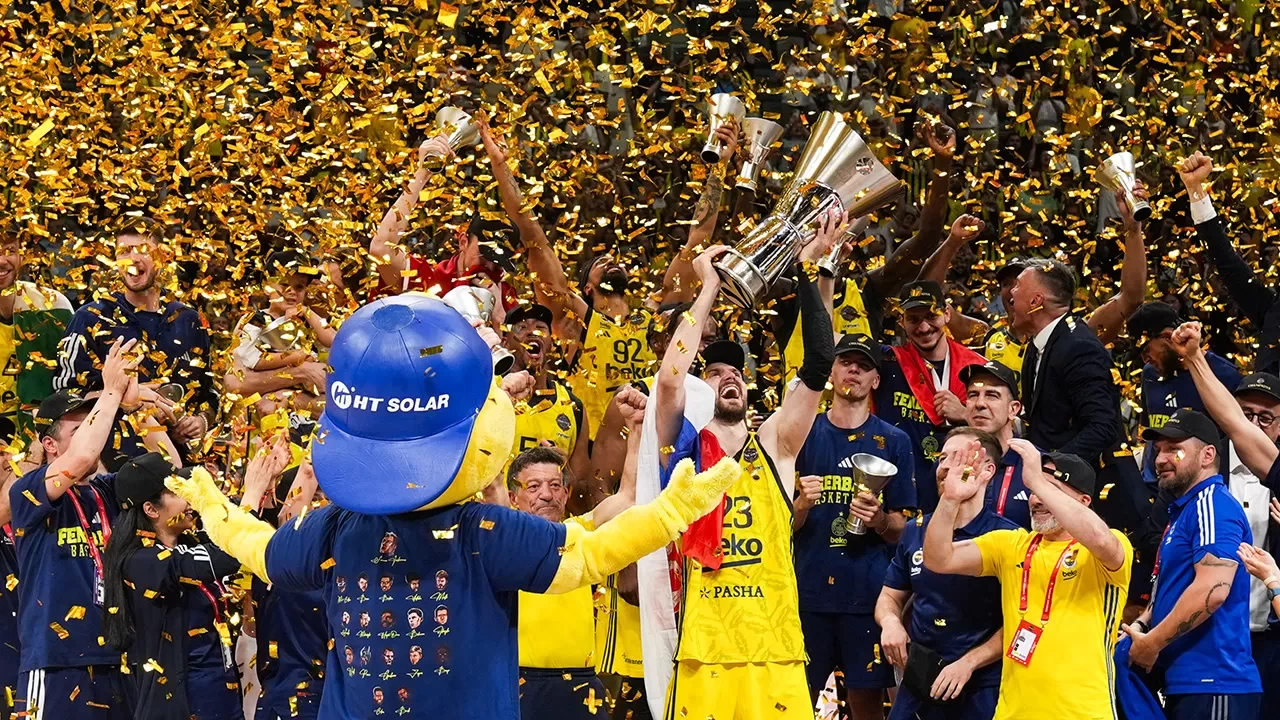 Fenerbahçe Erkek Basketbol Takımı, EuroLeague’de şampiyonluk kupasını kaldırdı