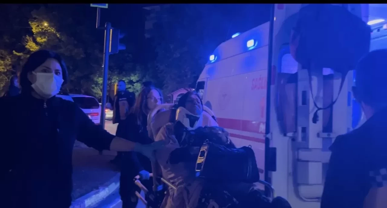 Işık ihlali kaza getirdi! Kırmızı ışıkta geçen otomobil taksiye çarptı