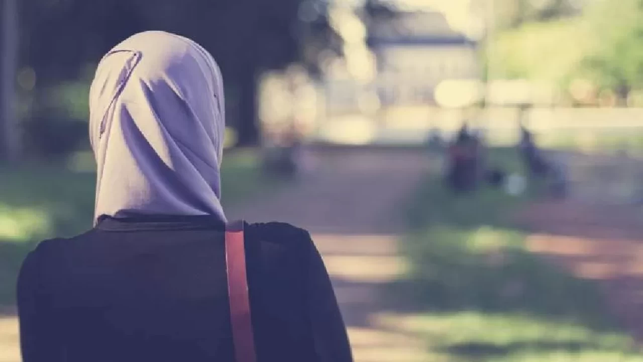 Fransa'da başörtüsü krizi! Macron'un partisi ikiye bölündü