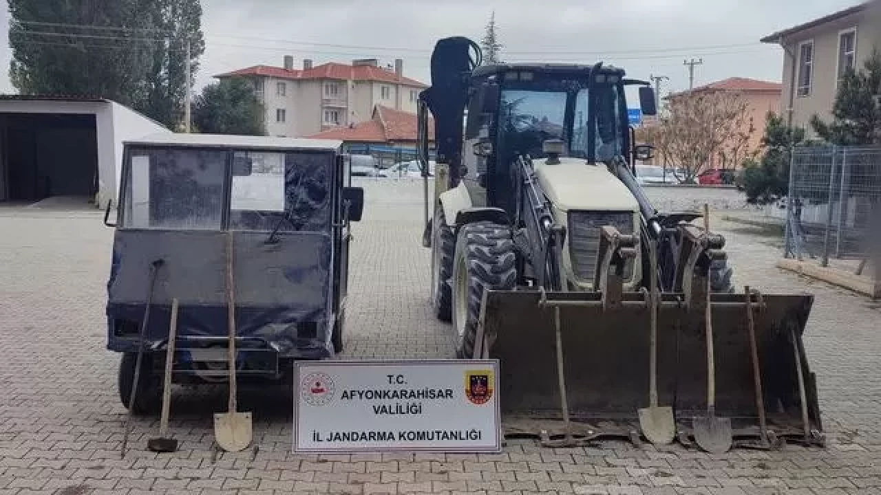 Afyonkarahisar’da kaçak kazı yaparken kepçeyle yakalandılar