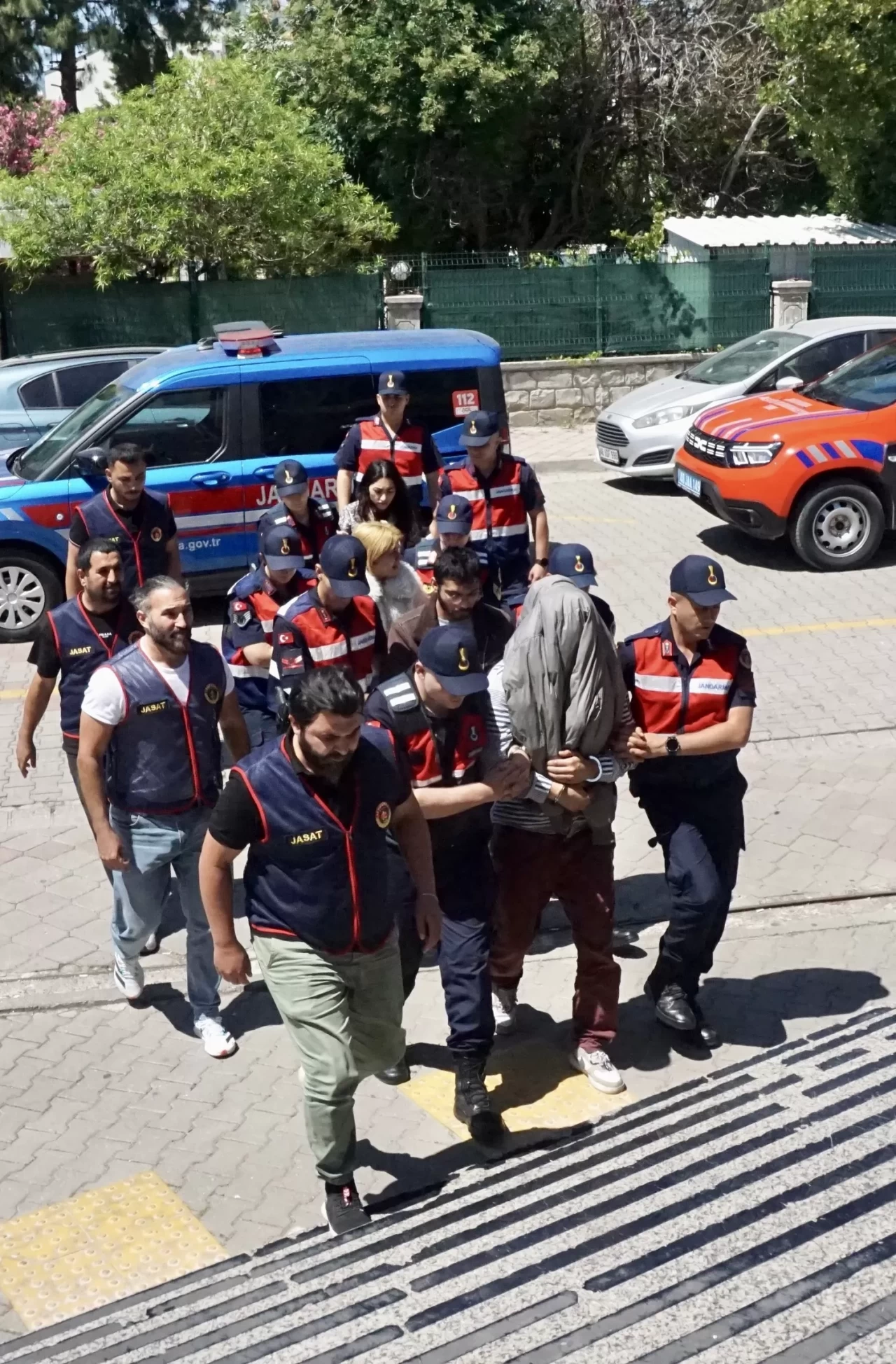 Muğla'da bir kişinin evinde silahla öldürülmesiyle ilgili 3 zanlı tutuklandı