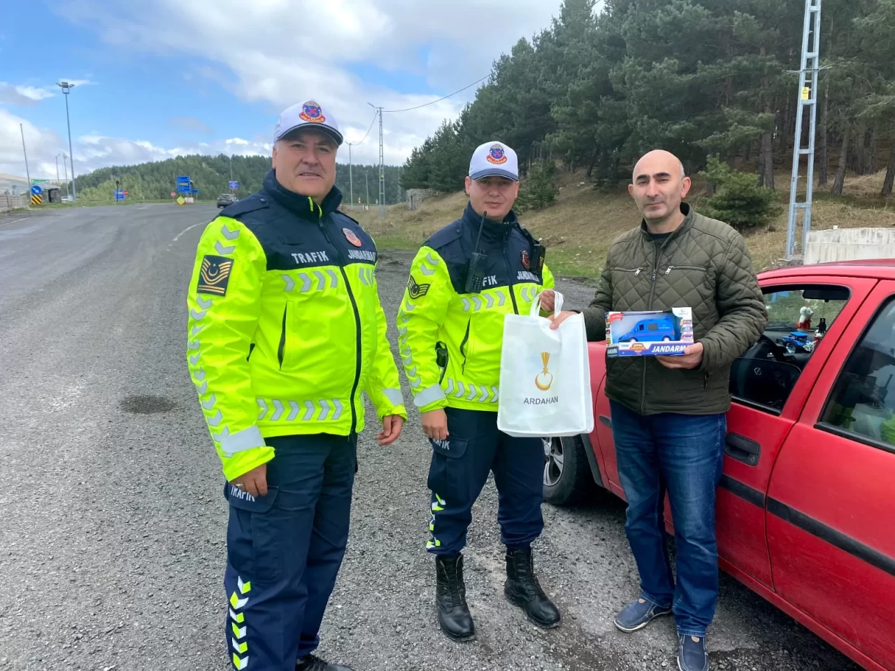 Ardahan'da jandarma, kurallara uyan sürücüleri ödüllendirdi