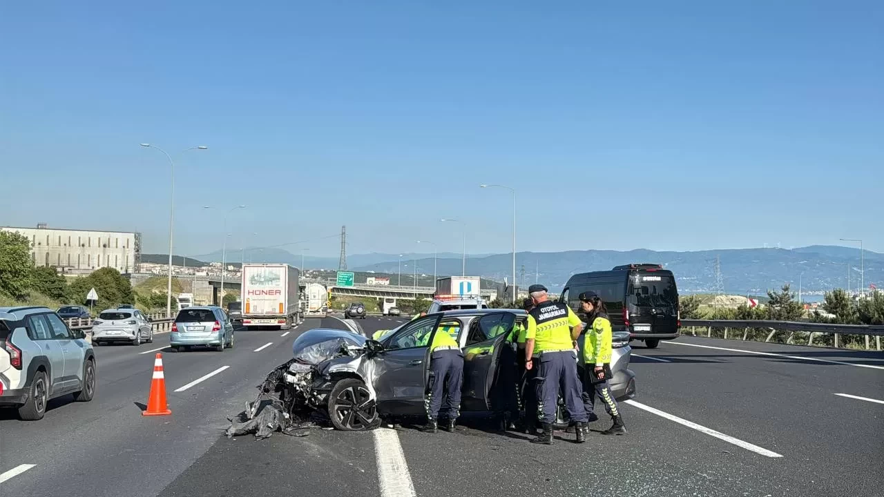 Anadolu Otoyolu'nun Kocaeli kesimindeki kaza ulaşımı aksattı