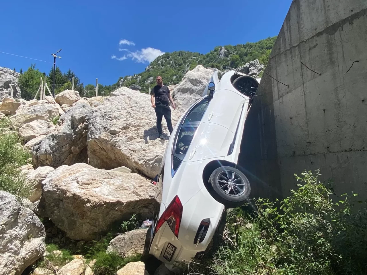 Osmaniye'nin Kadirli ilçesinde otomobil dere yatağına yuvarlandı