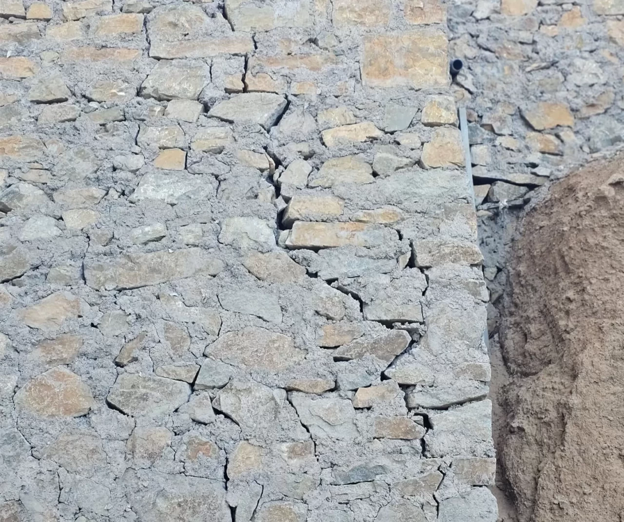 Bir yıl önce yapılan duvar çatladı mahallede korku