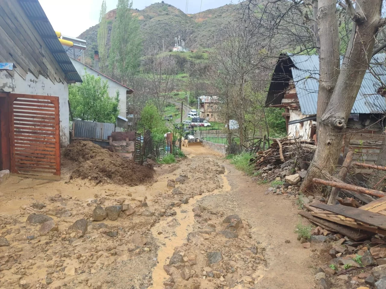 Sivas'ta şiddetli yağışlar sele neden oldu
