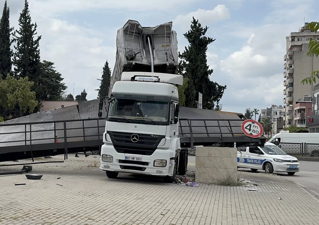 Adana'da tırın aniden açılan damperinin çarptığı üst geçit yıkıldı